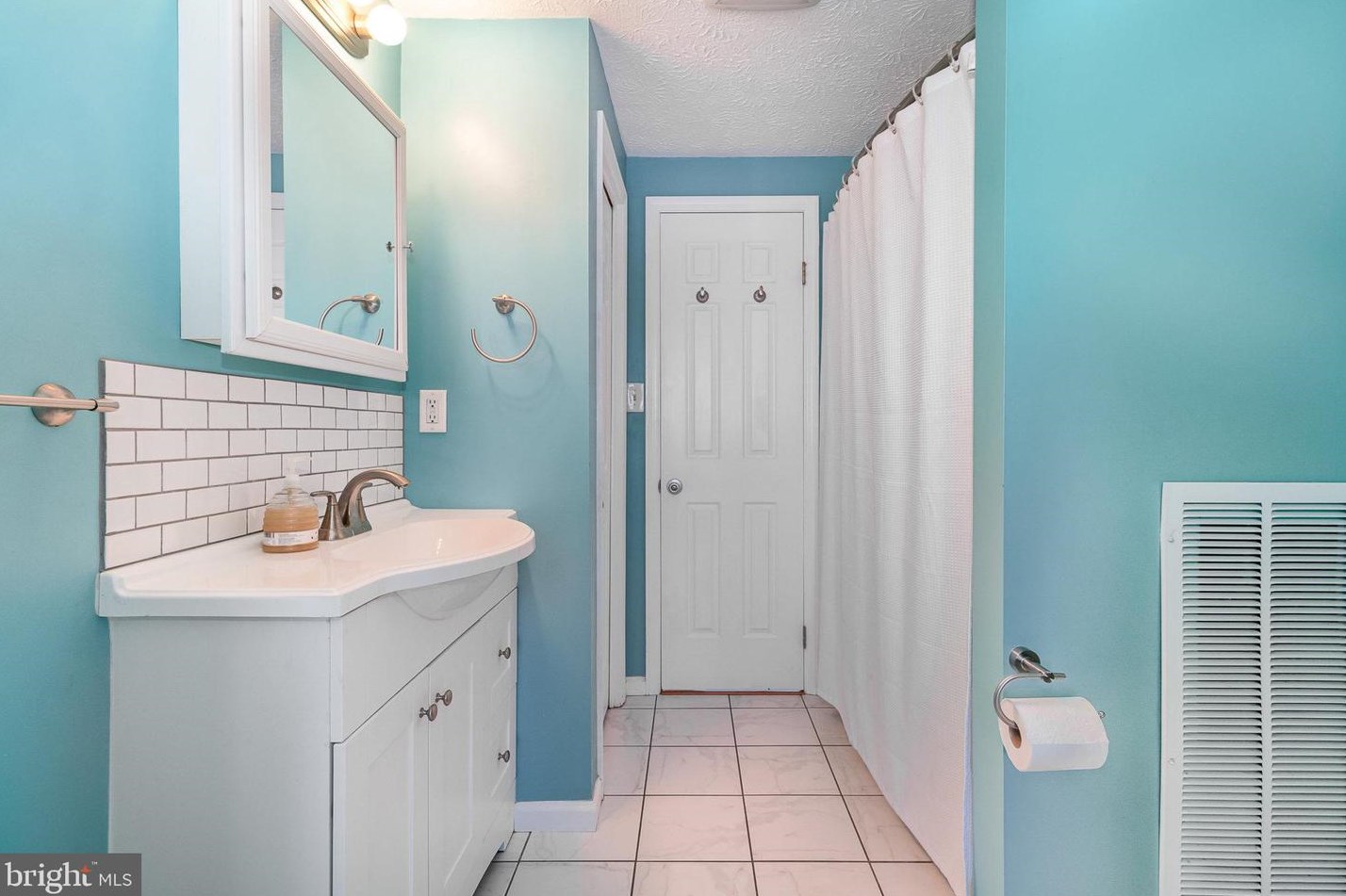 5727 Meadowbrook Dr, Harrisburg PA  17112-3138 exterior