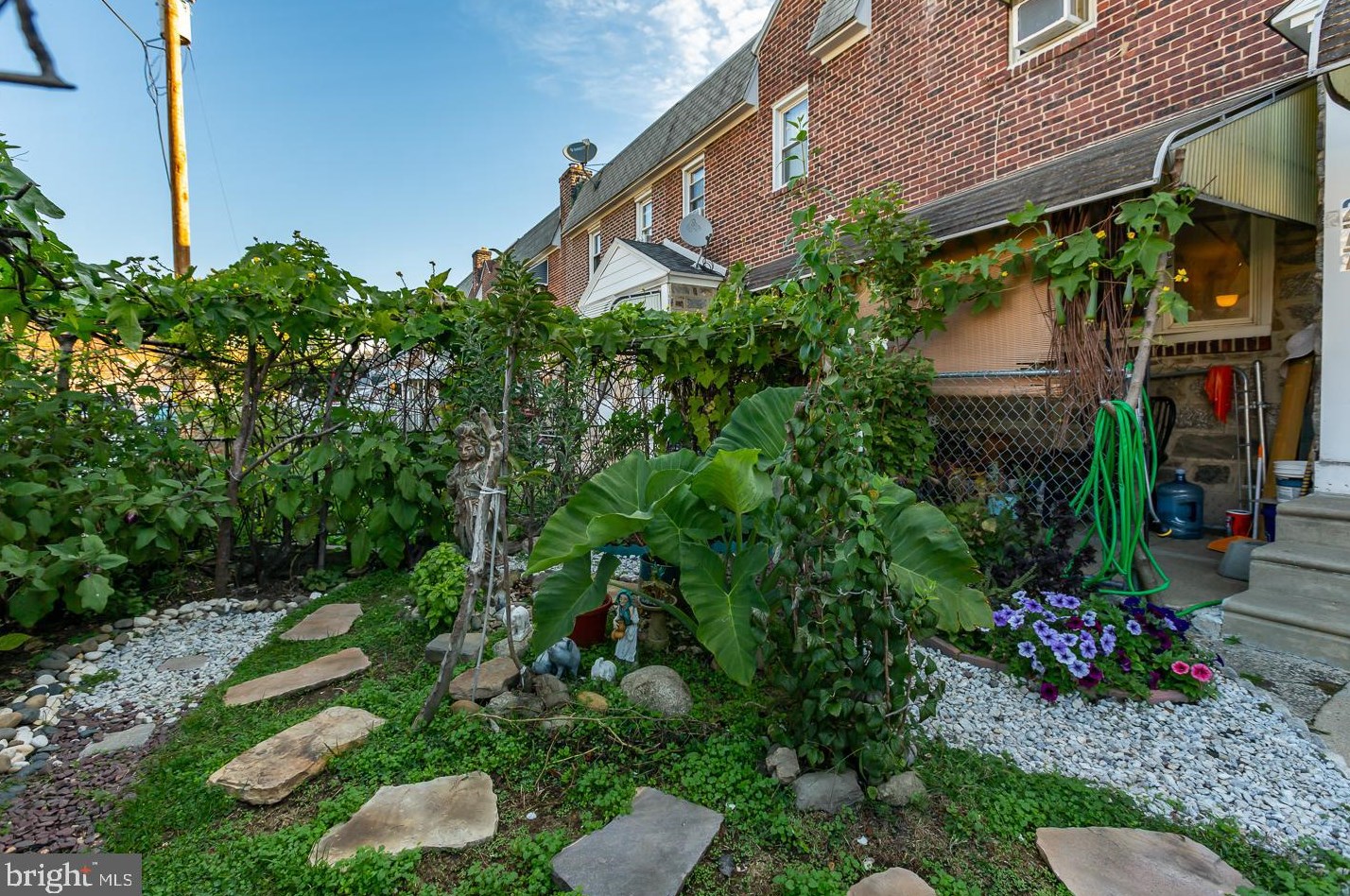 277 Glendale Rd, Upper Darby PA 19082-4017 exterior