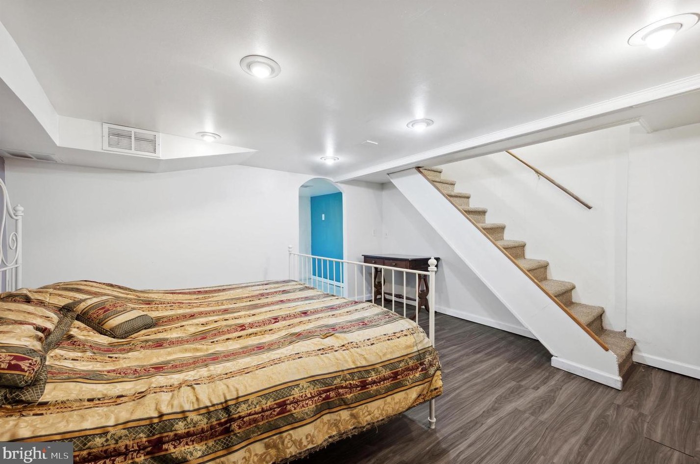 30 State Rd, Upper Darby PA 19082-1610 exterior