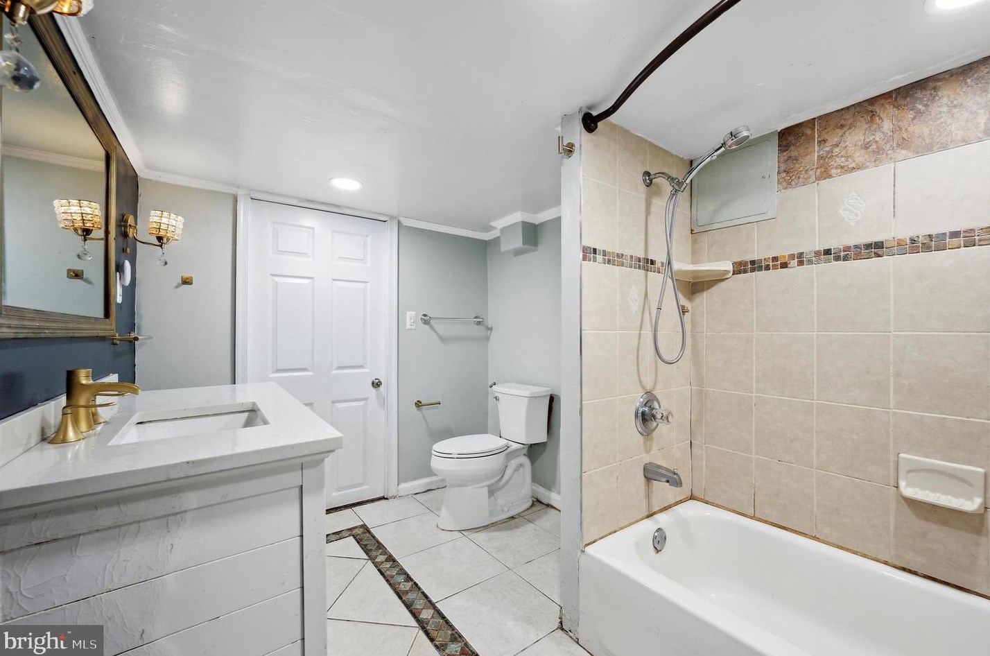 30 State Rd, Upper Darby PA 19082-1610 exterior