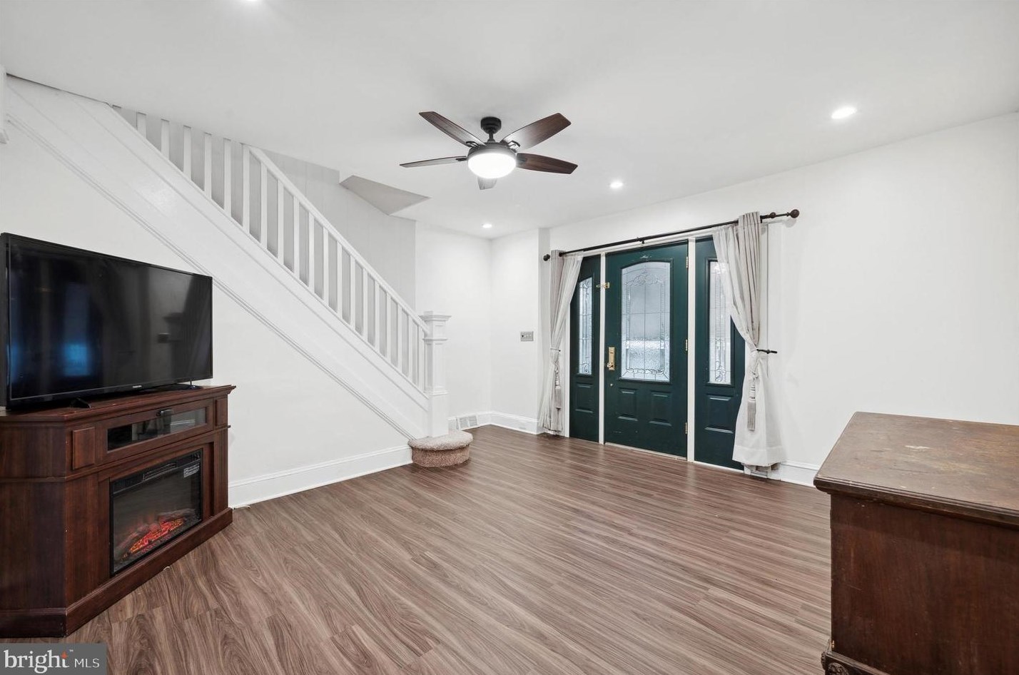 30 State Rd, Upper Darby PA 19082-1610 exterior