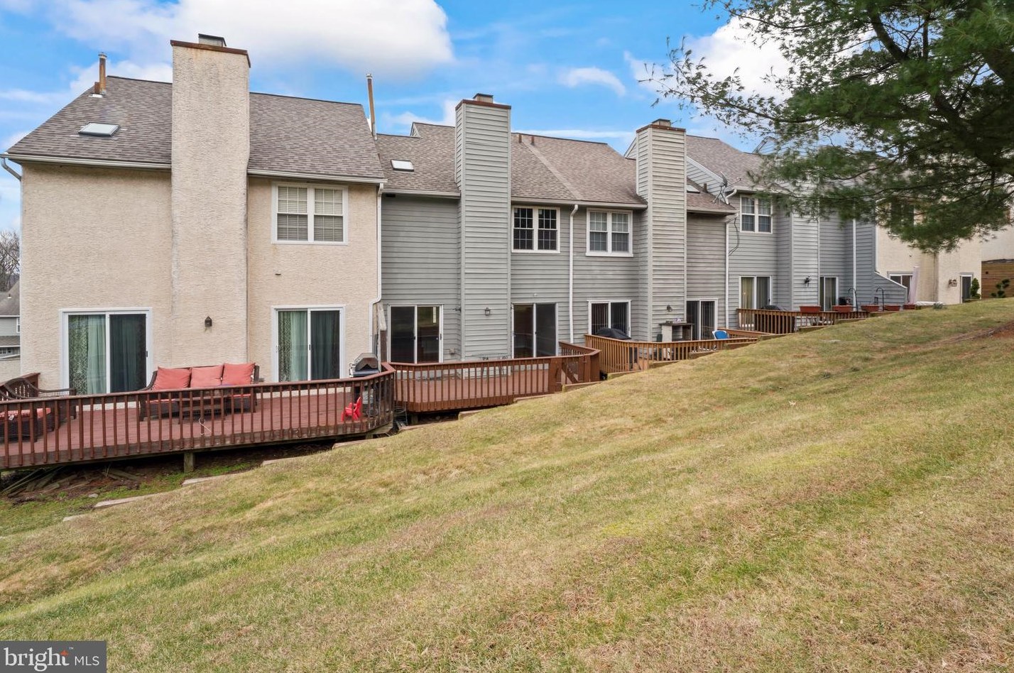 141 Knollwood Ct, Chester PA  19014-1260 exterior