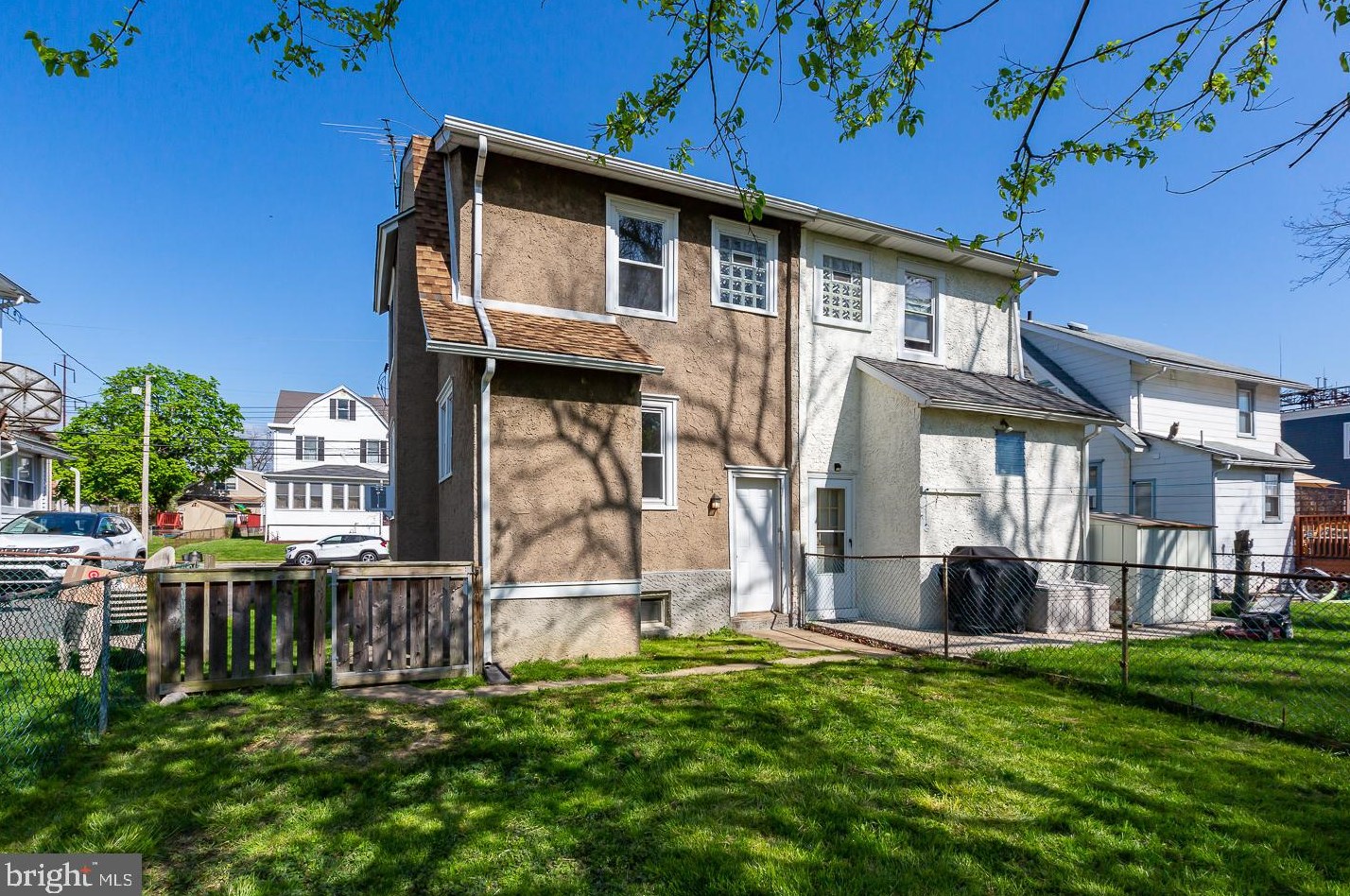 17 Ridgeway Ave, Manor PA  19036-1923 exterior