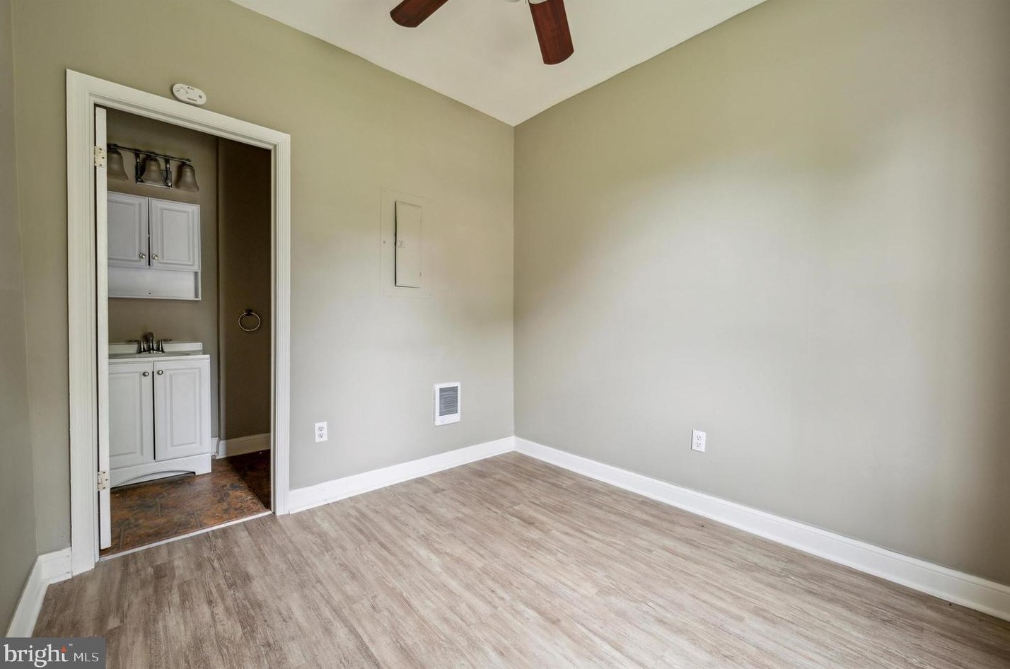 217 8th St, Chester PA 19013-4221 exterior