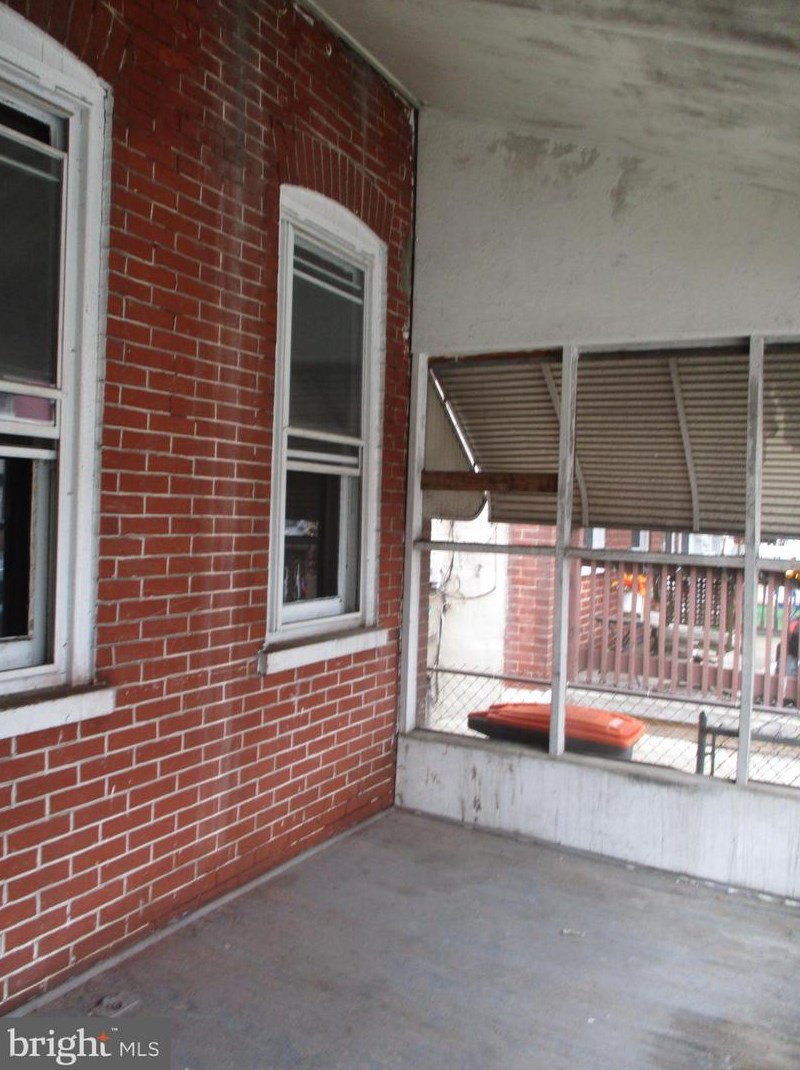 1144 Walnut St, Chester PA  19013-6135 exterior