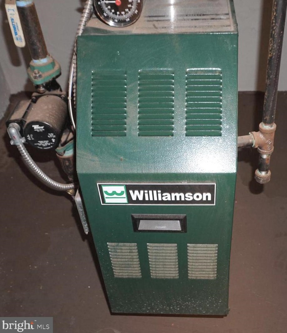 347 Avon Rd, Upper Darby PA  19082-3809 exterior