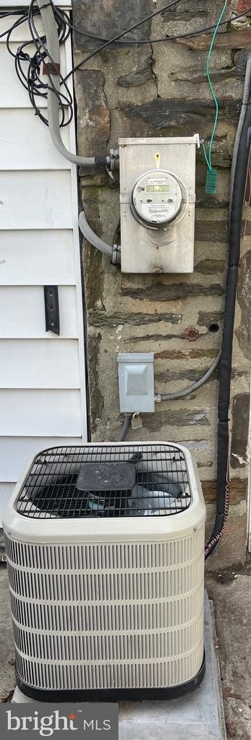 1127 Glen Avon Rd, Darby PA  19023-1415 exterior