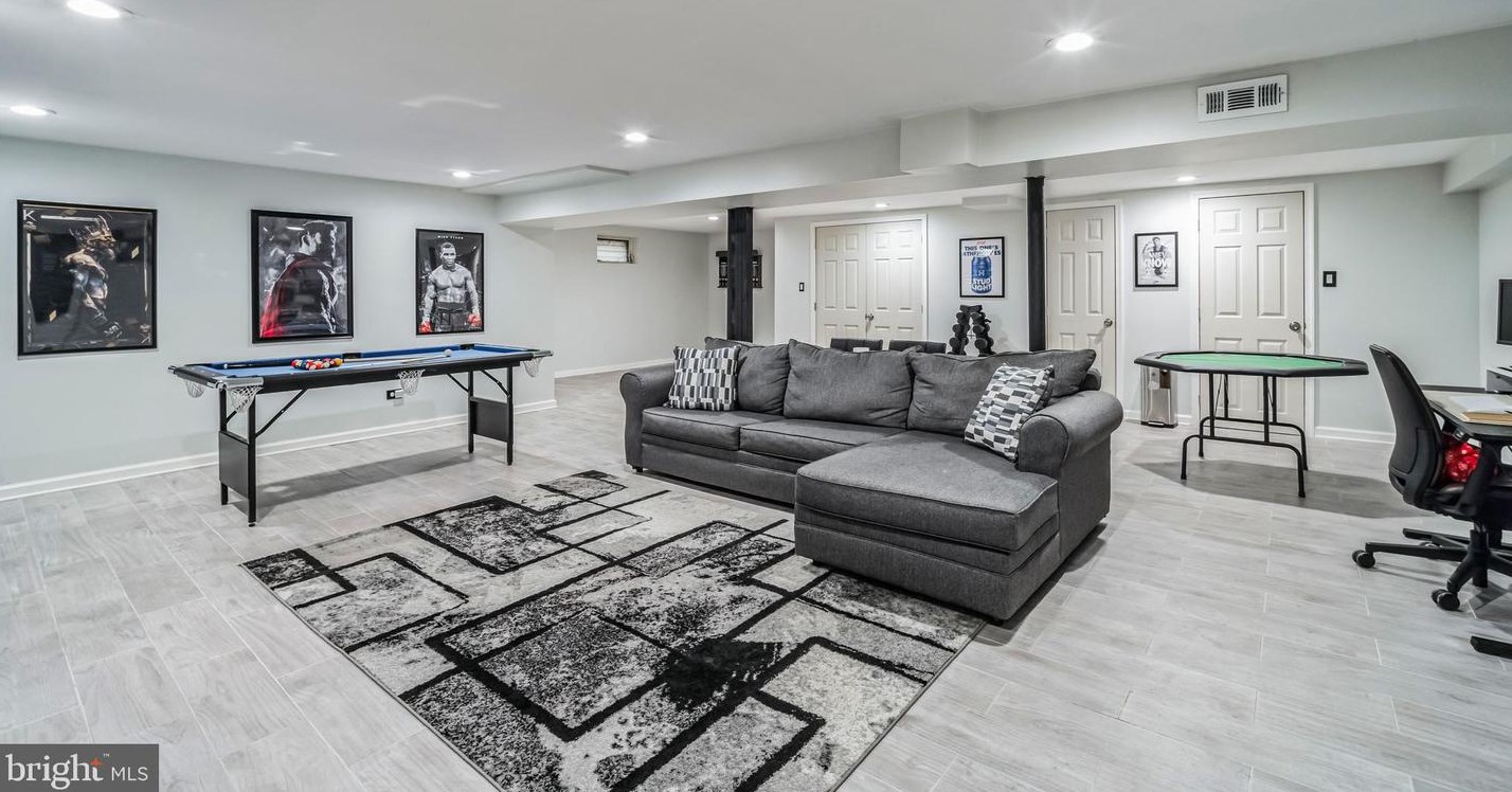 20 Llanwellyn Ave, Manor PA  19036-1324 exterior