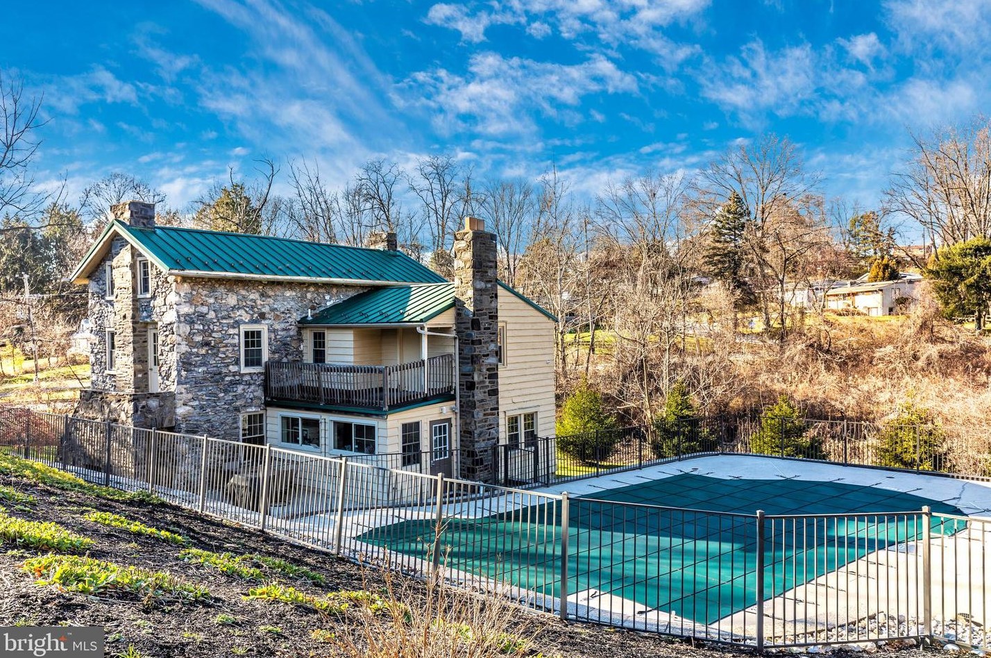 123 Cornerstone Dr, Newtown Square PA  19073-4048 exterior