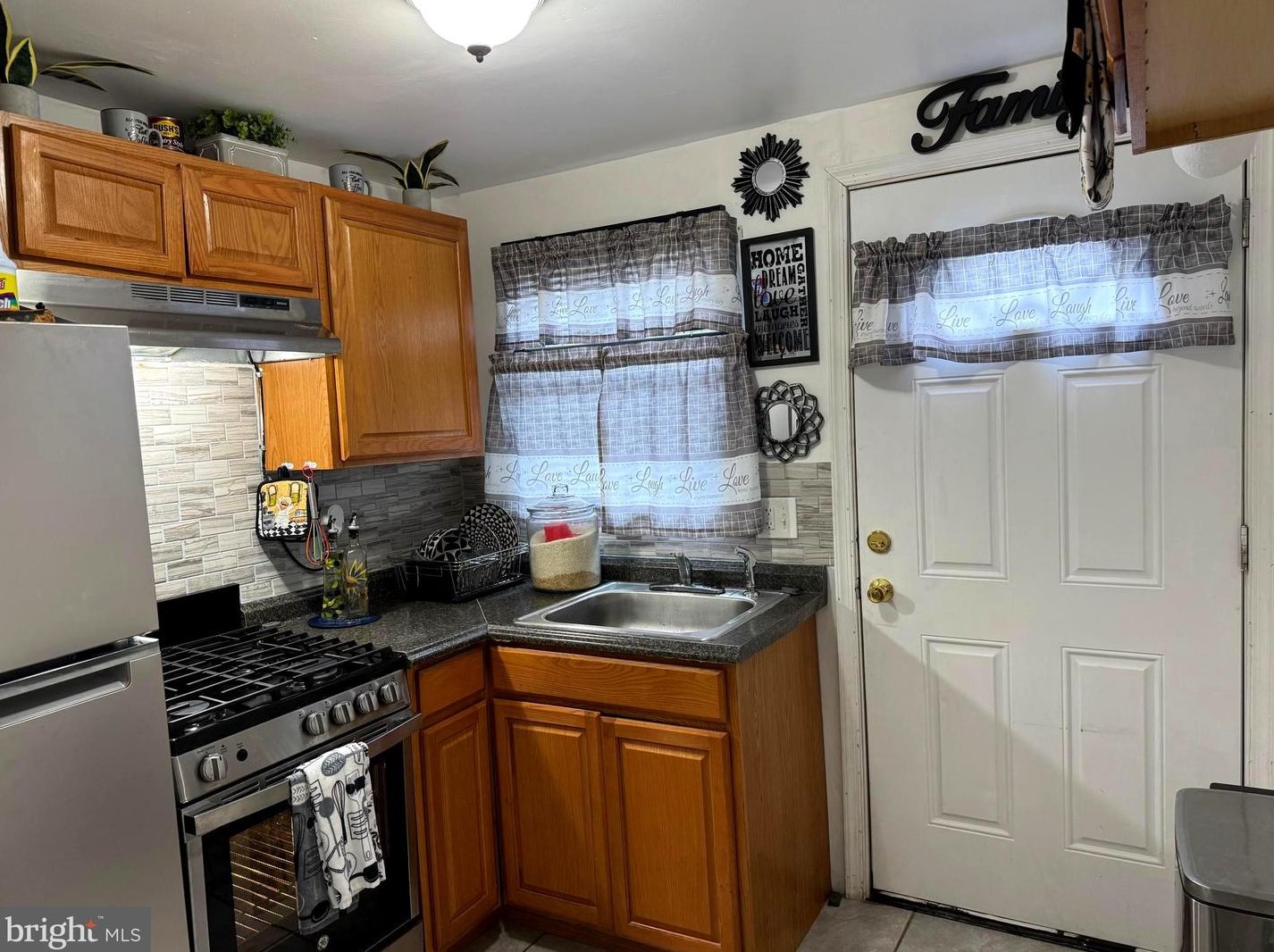 702 Lincoln St, Chester PA 19013-3527 exterior