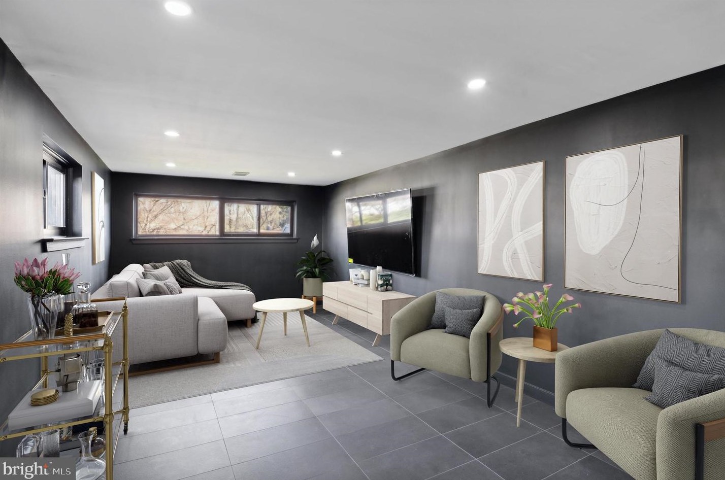 8 Vly Grn Dr, Chester PA 19014-1915 exterior