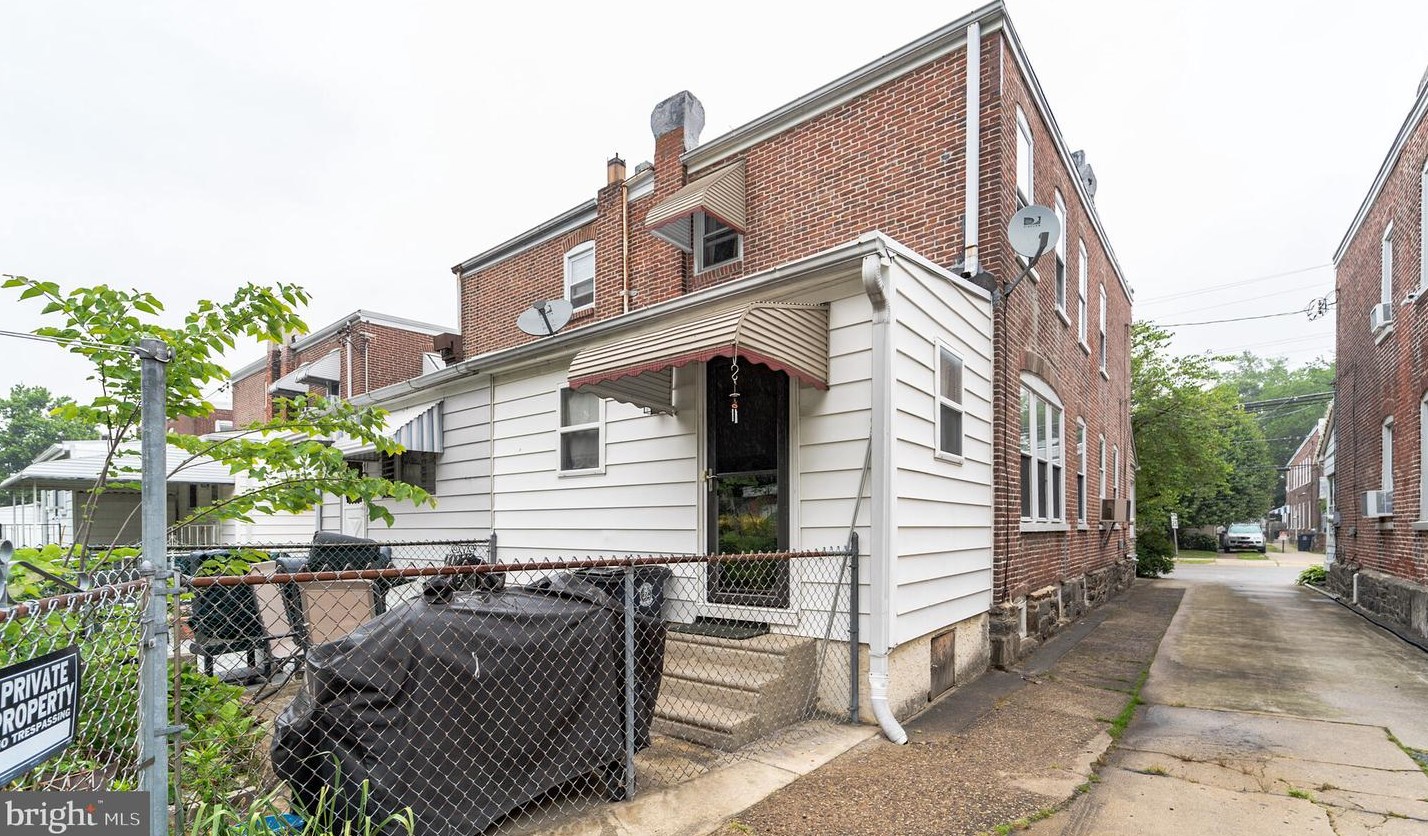 916 Saville Ave, Chester PA  19022-1403 exterior
