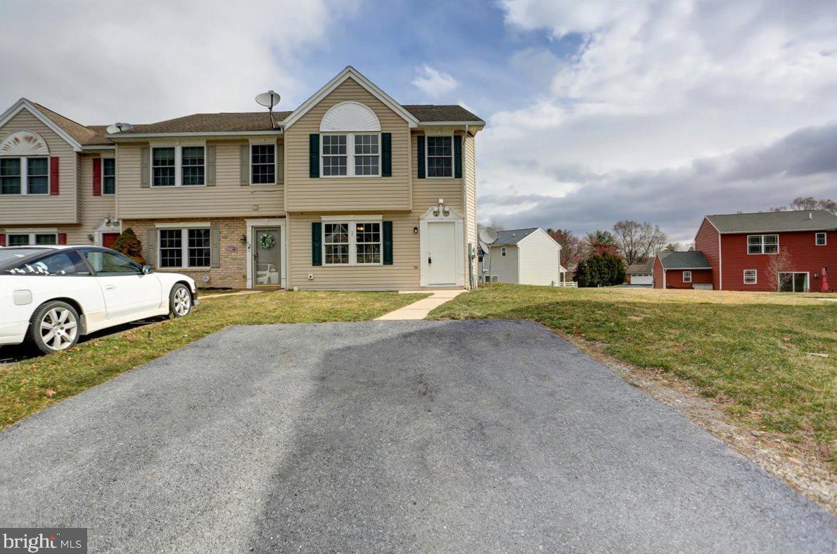72 Grandview Xing, Chambersburg PA  17201-1045 exterior