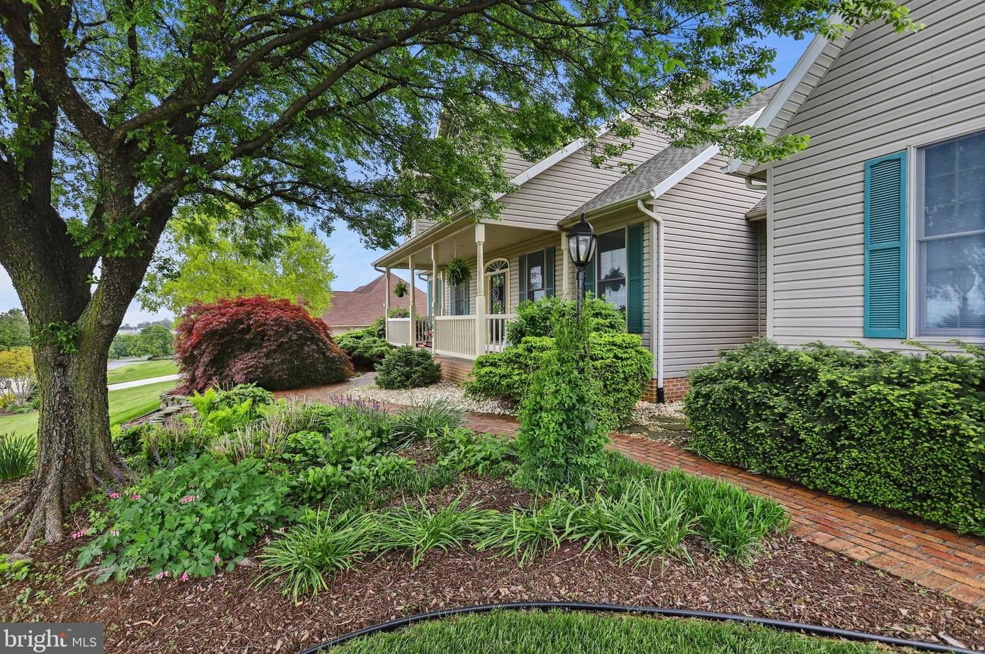 7087 Fairway Dr, Fayetteville PA  17222-9425 exterior