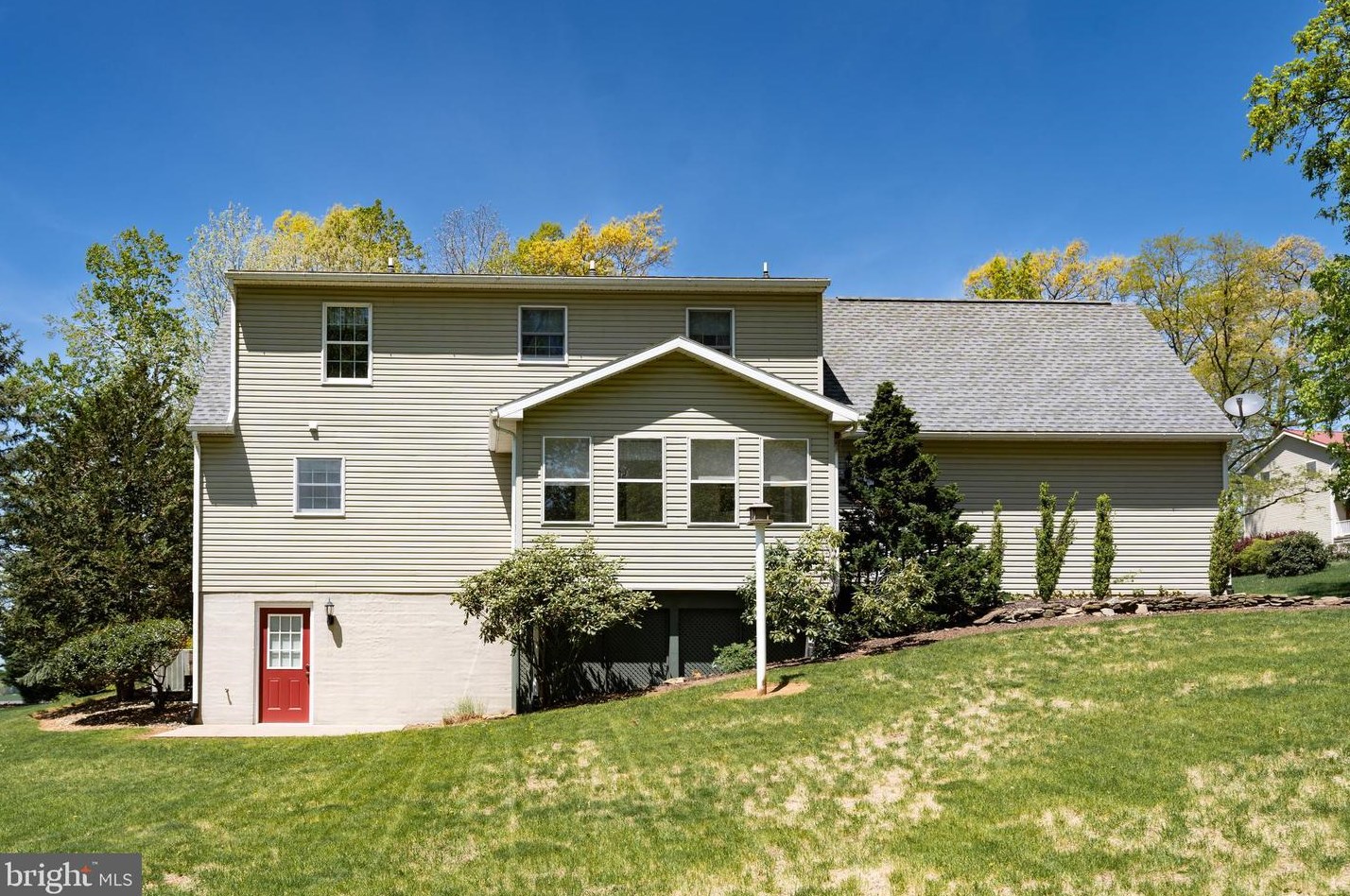 6106 Greenbriar Ln, Fayetteville PA  17222-9676 exterior