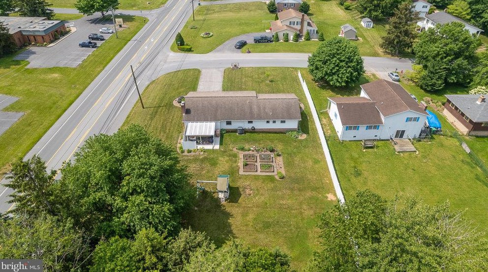 15 Jackson Dr, Chambersburg PA  17201-8962 exterior