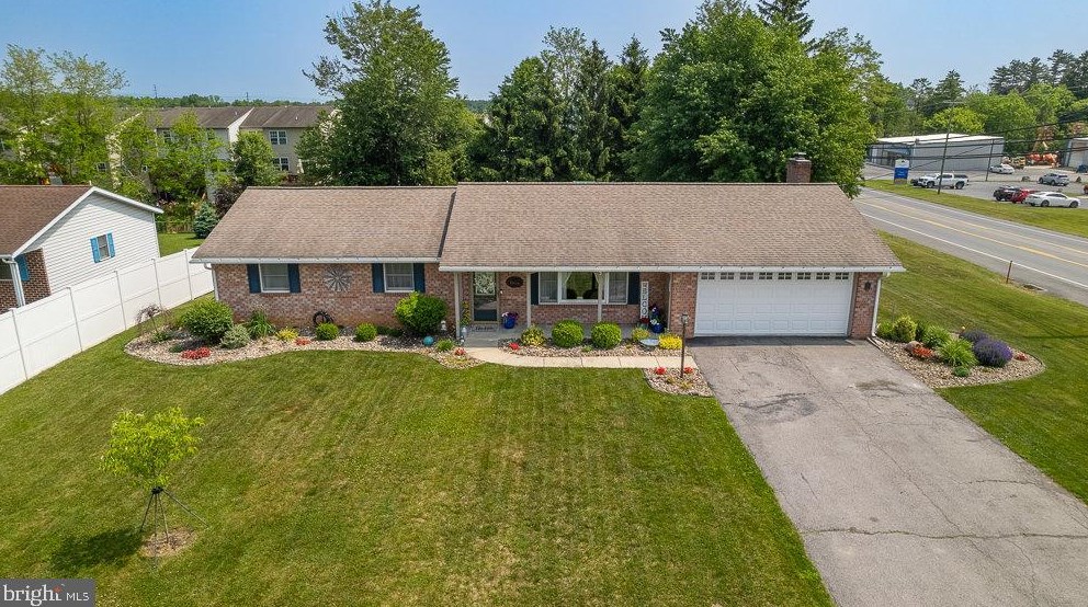 15 Jackson Dr, Chambersburg PA  17201-8962 exterior