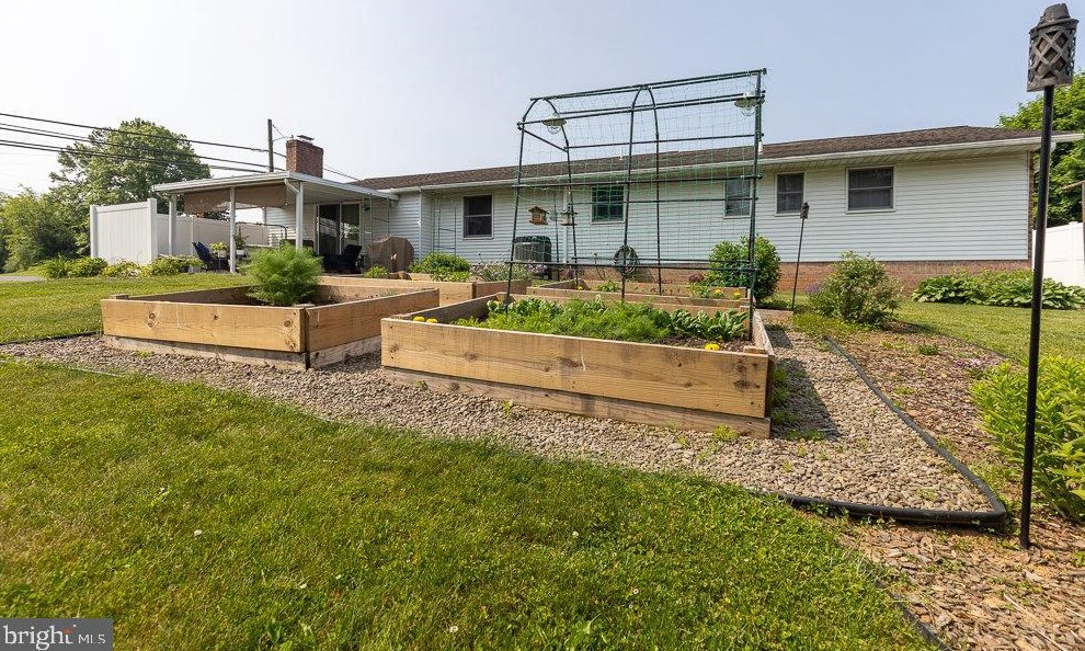 15 Jackson Dr, Chambersburg PA  17201-8962 exterior