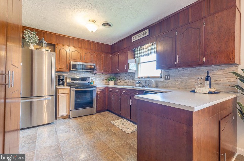 15 Jackson Dr, Chambersburg PA  17201-8962 exterior