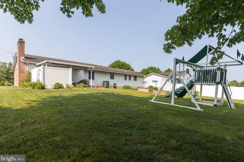 15 Jackson Dr, Chambersburg PA  17201-8962 exterior