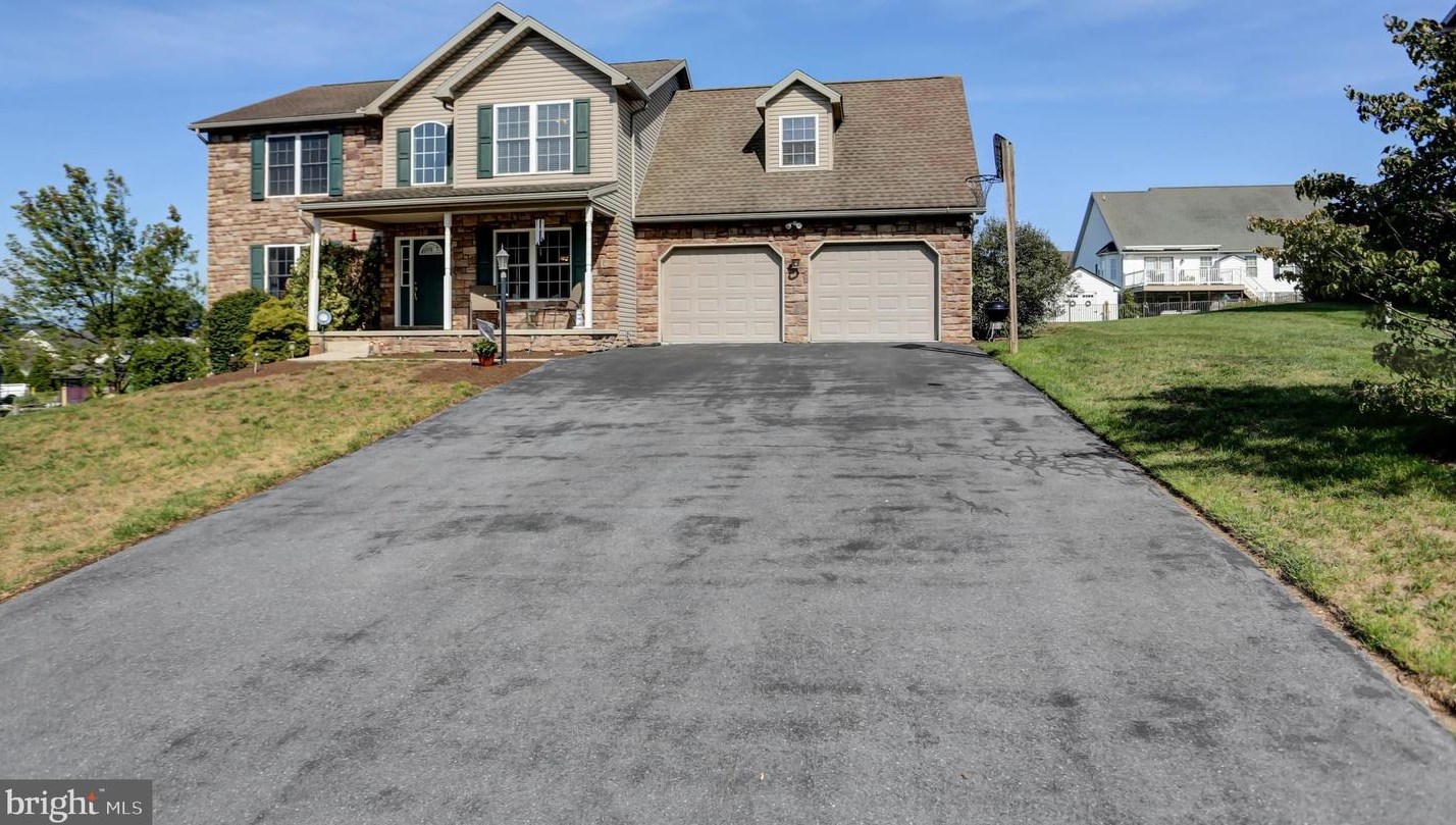 215 Cresthaven Dr, Fayetteville PA  17222-9377 exterior