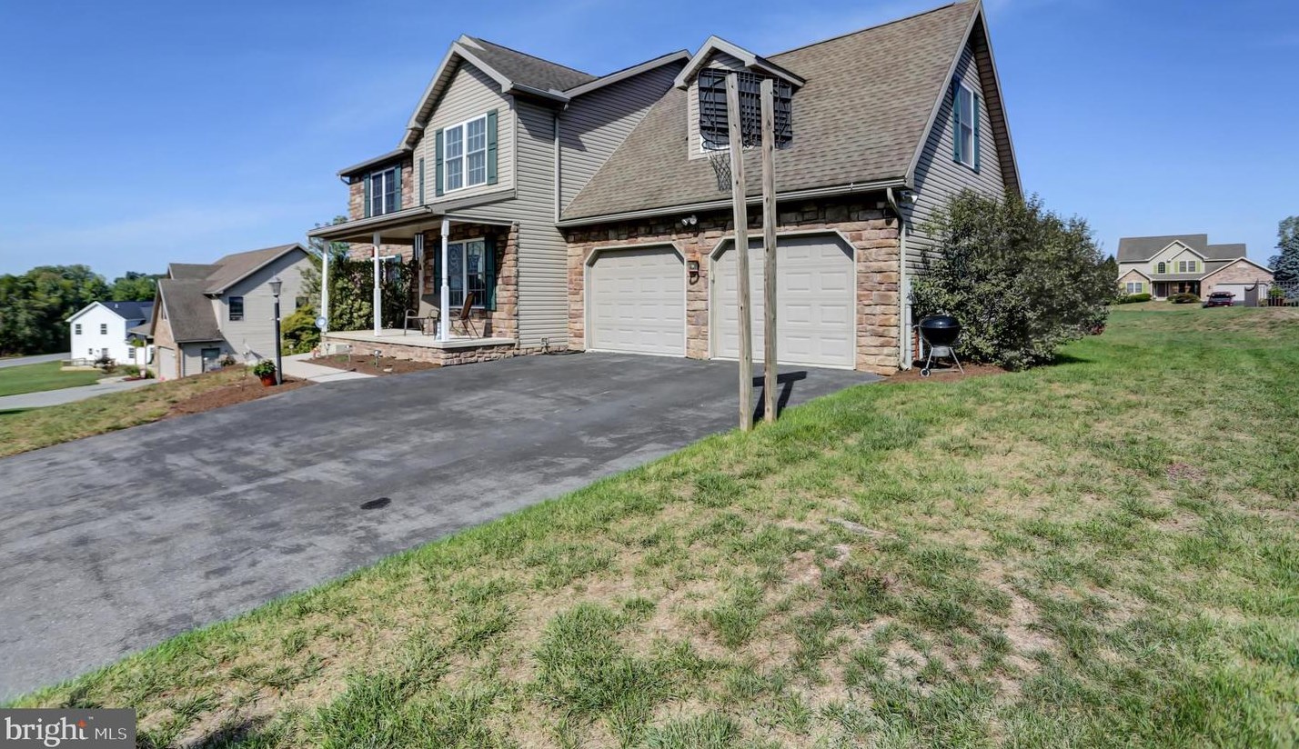 215 Cresthaven Dr, Fayetteville PA  17222-9377 exterior