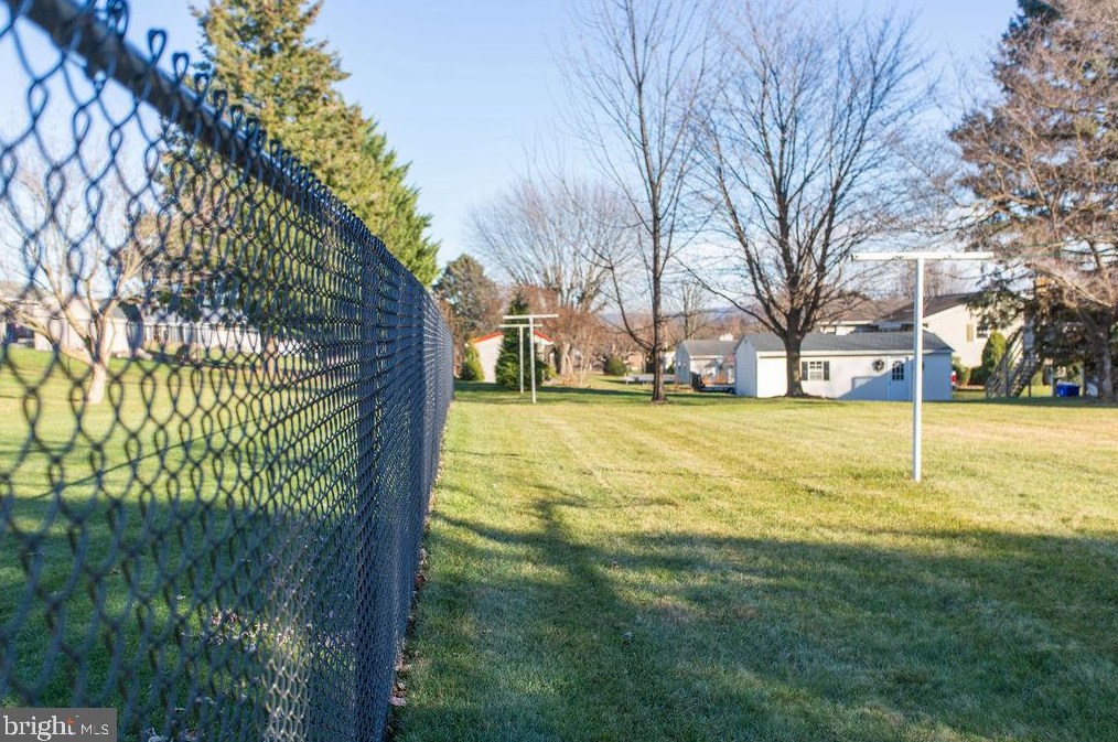 1533 Linden Rd, Chambersburg PA  17202-8810 exterior