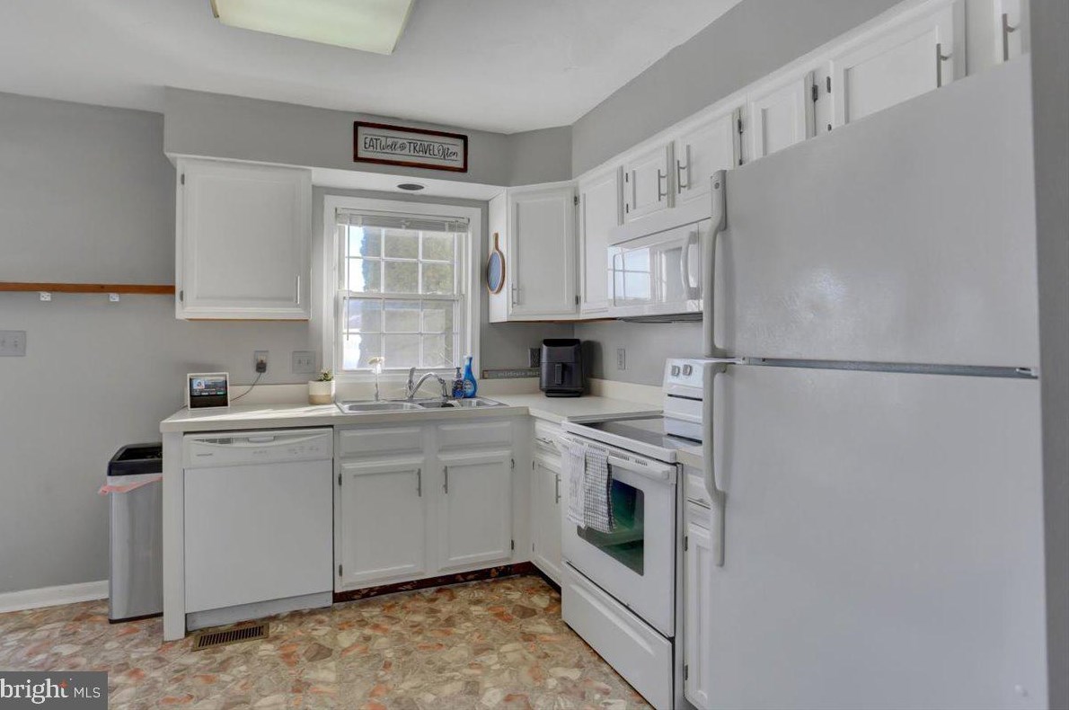 2608 Banbury Ln, Chambersburg PA  17202-8136 exterior