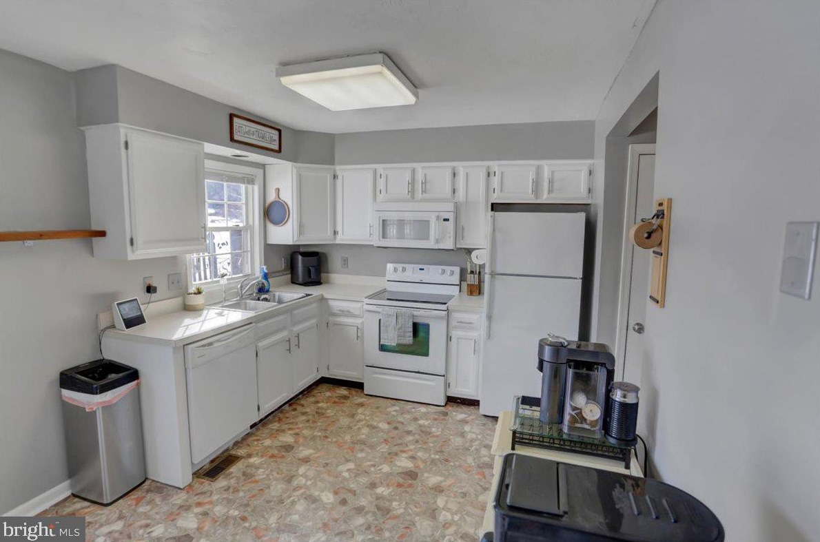 2608 Banbury Ln, Chambersburg PA  17202-8136 exterior