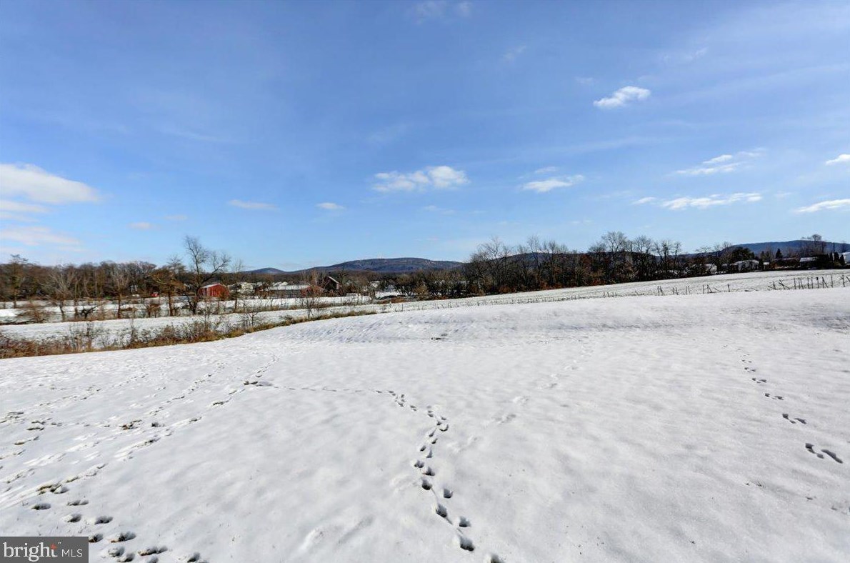 2608 Banbury Ln, Chambersburg PA  17202-8136 exterior