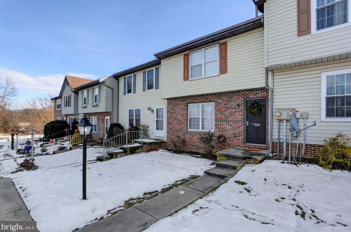 2608 Banbury Ln, Chambersburg PA  17202-8136 exterior