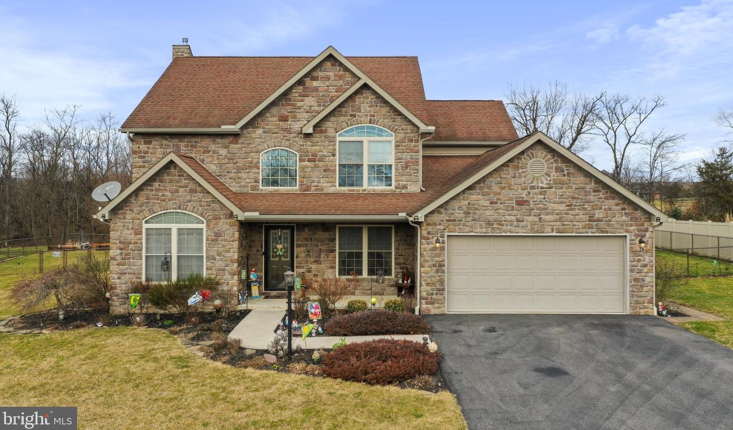 180 Buckingham Dr, Chambersburg PA  17201-8370 exterior
