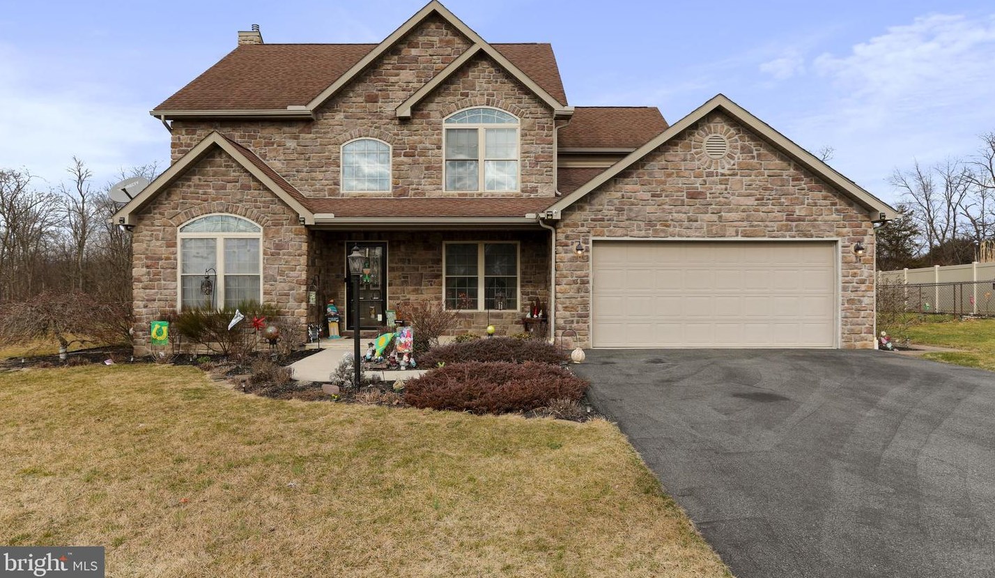 180 Buckingham Dr, Chambersburg PA  17201-8370 exterior