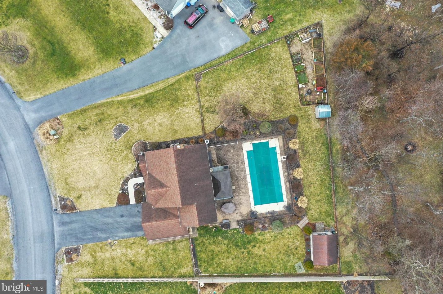 180 Buckingham Dr, Chambersburg PA  17201-8370 exterior