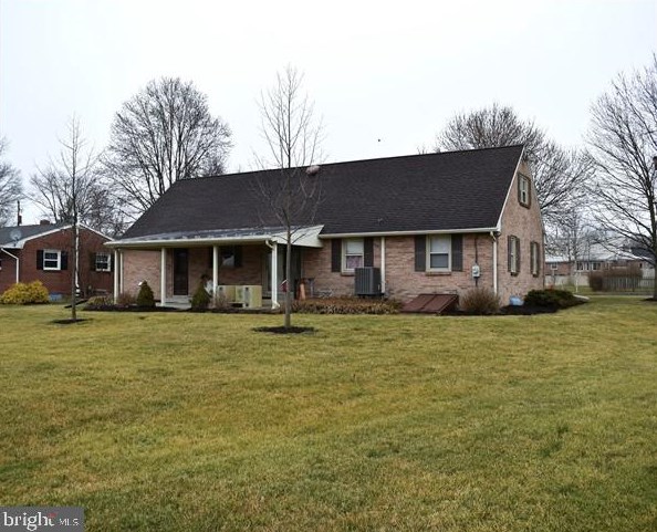 6250 Sundra Dr, East Petersburg PA  17520-1153 exterior