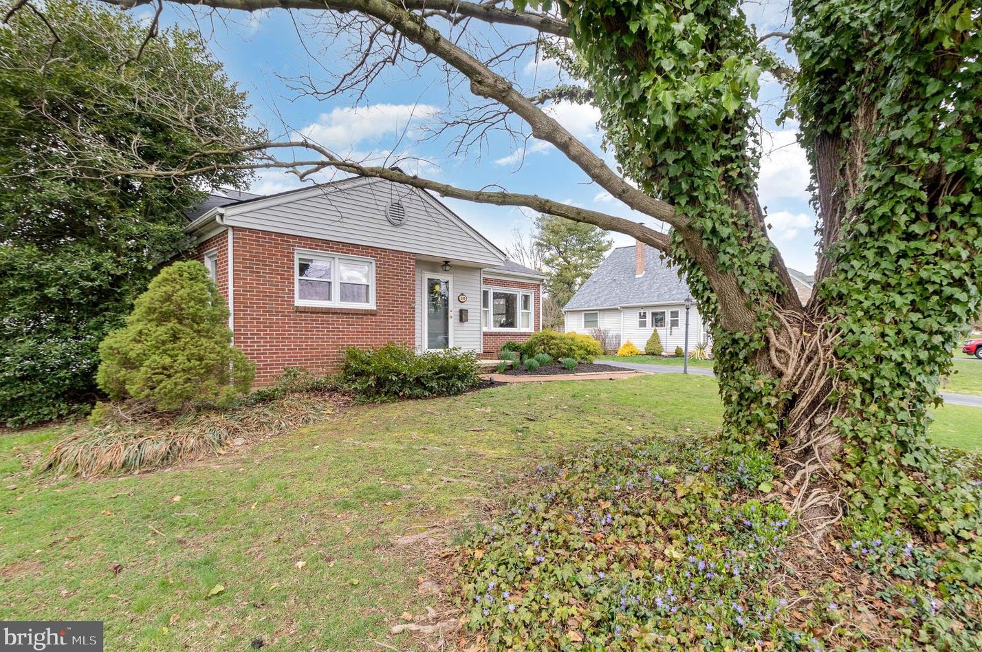 240 Cooper Ave, Landisville PA  17538-1716 exterior