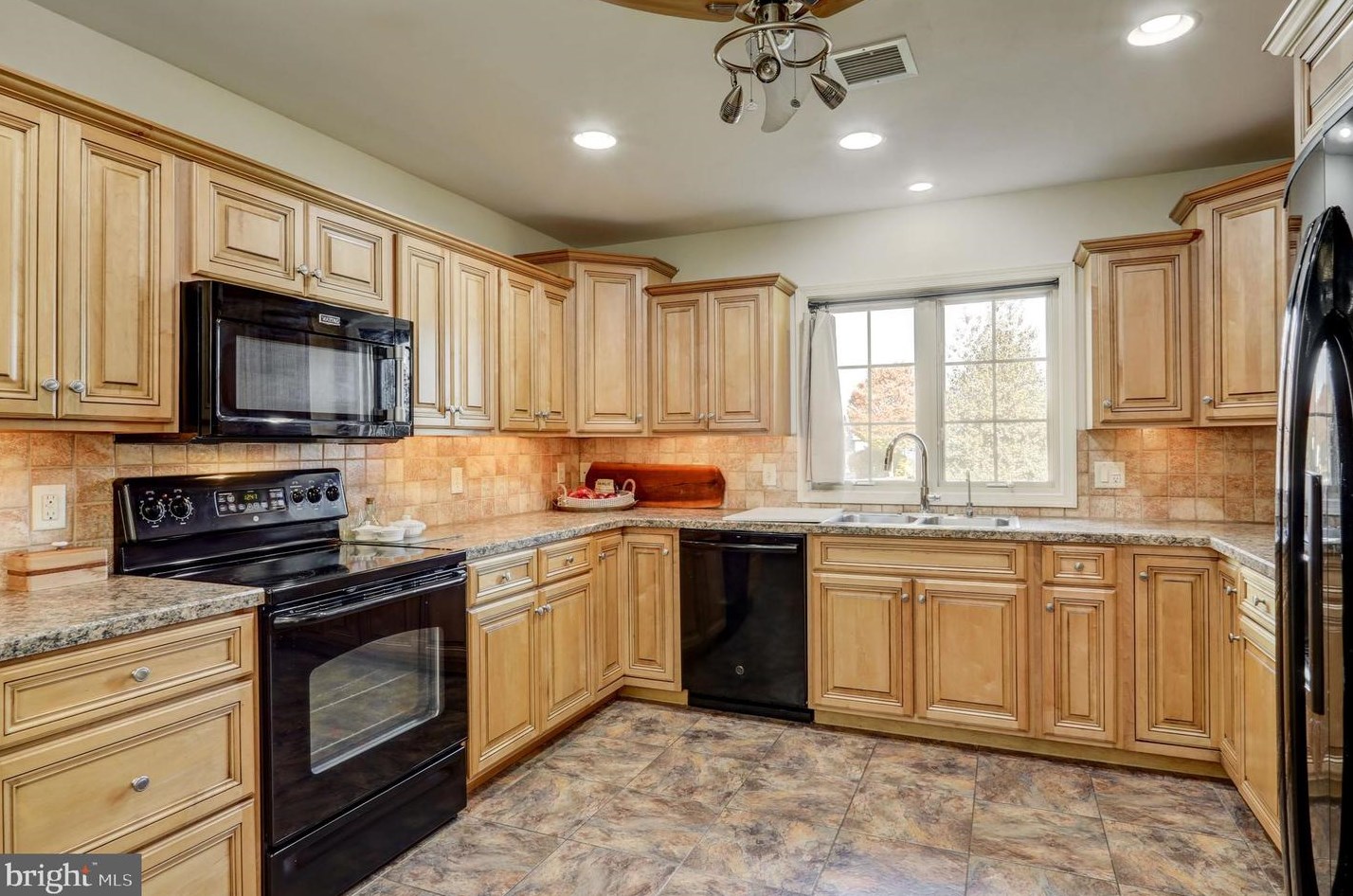 761 Heather Rdg, Old Line PA  17545-8552 exterior