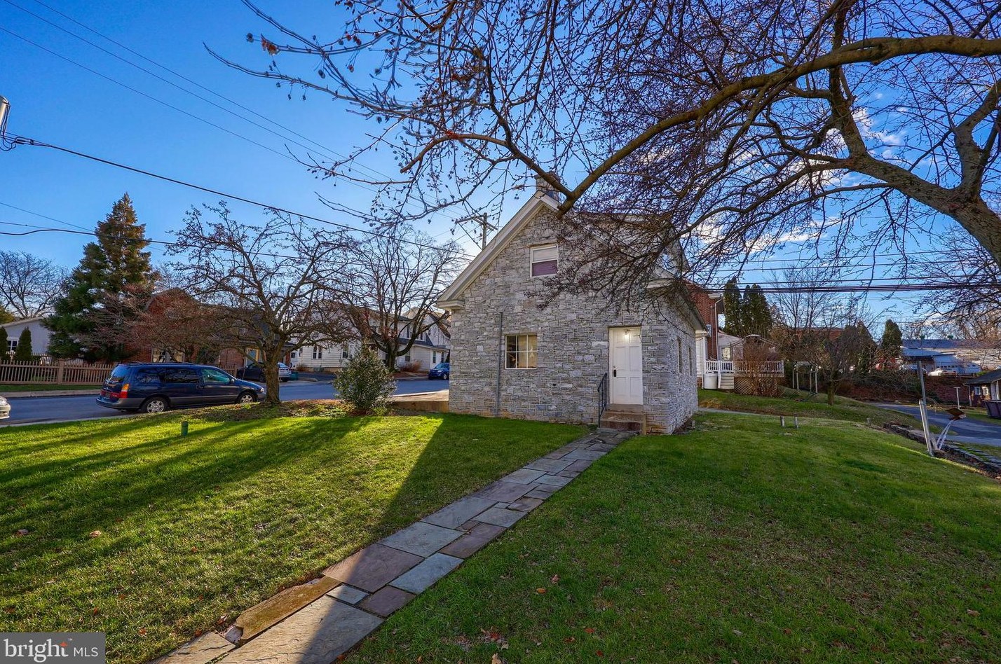 402 State St, Ephrata PA  17522-2102 exterior