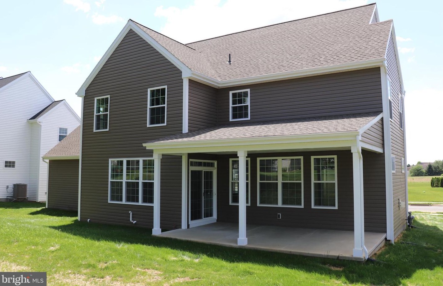 1060 Greenview Dr, Lancaster PA  17601-4998 exterior