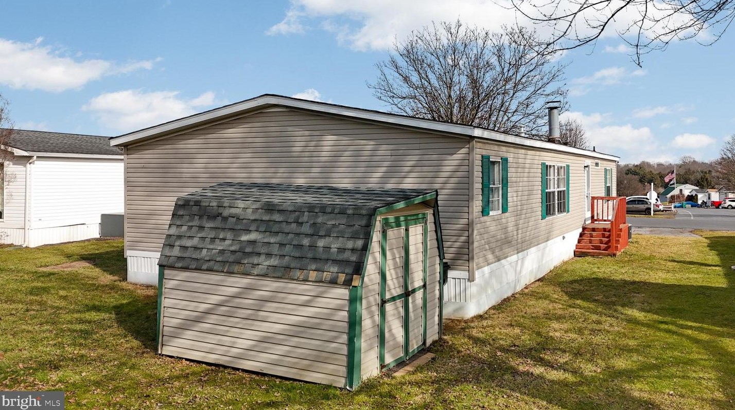 211 Fawn Meadow Xing, Lancaster PA  17603-2193 exterior