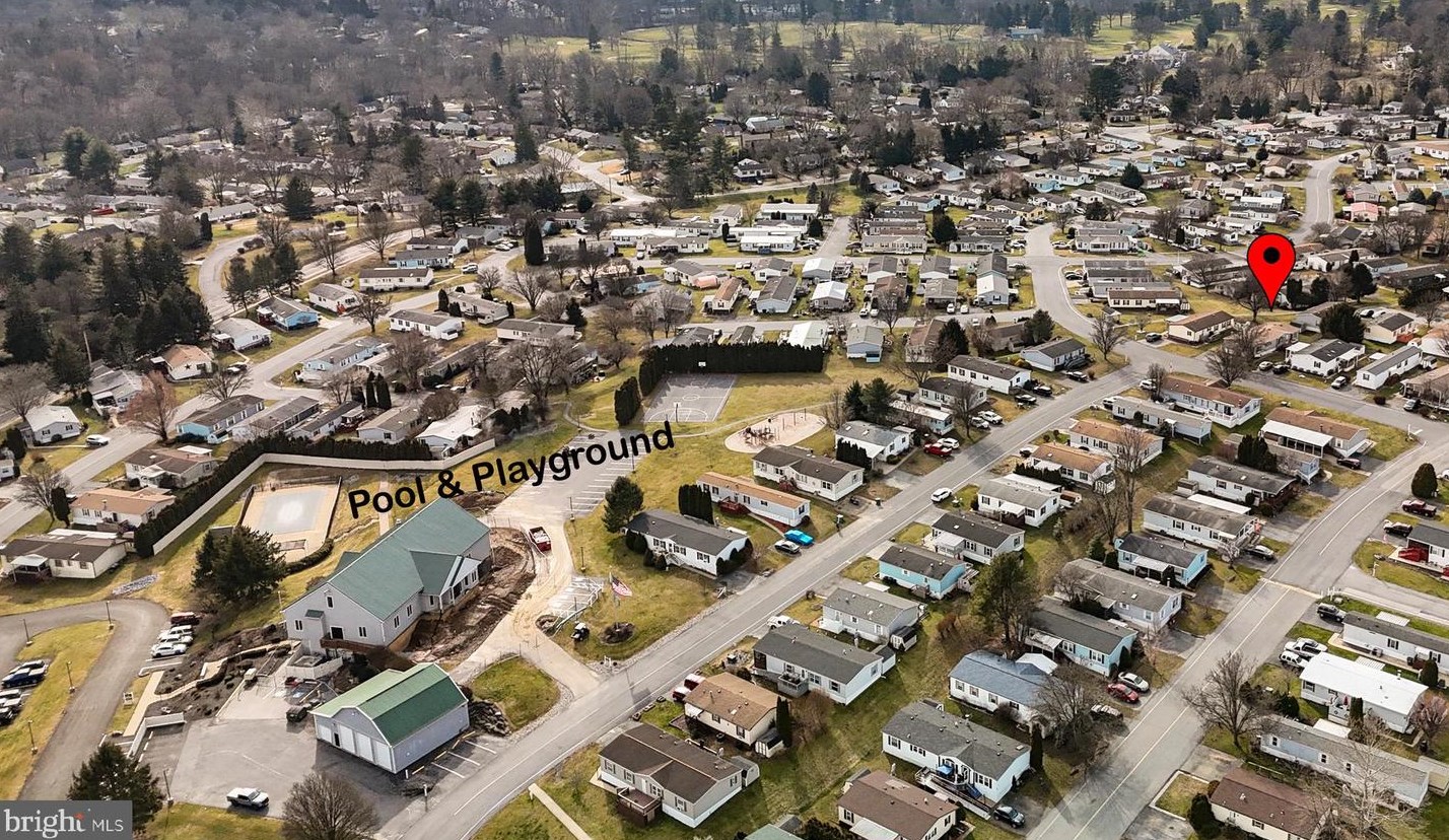 211 Fawn Meadow Xing, Lancaster PA  17603-2193 exterior