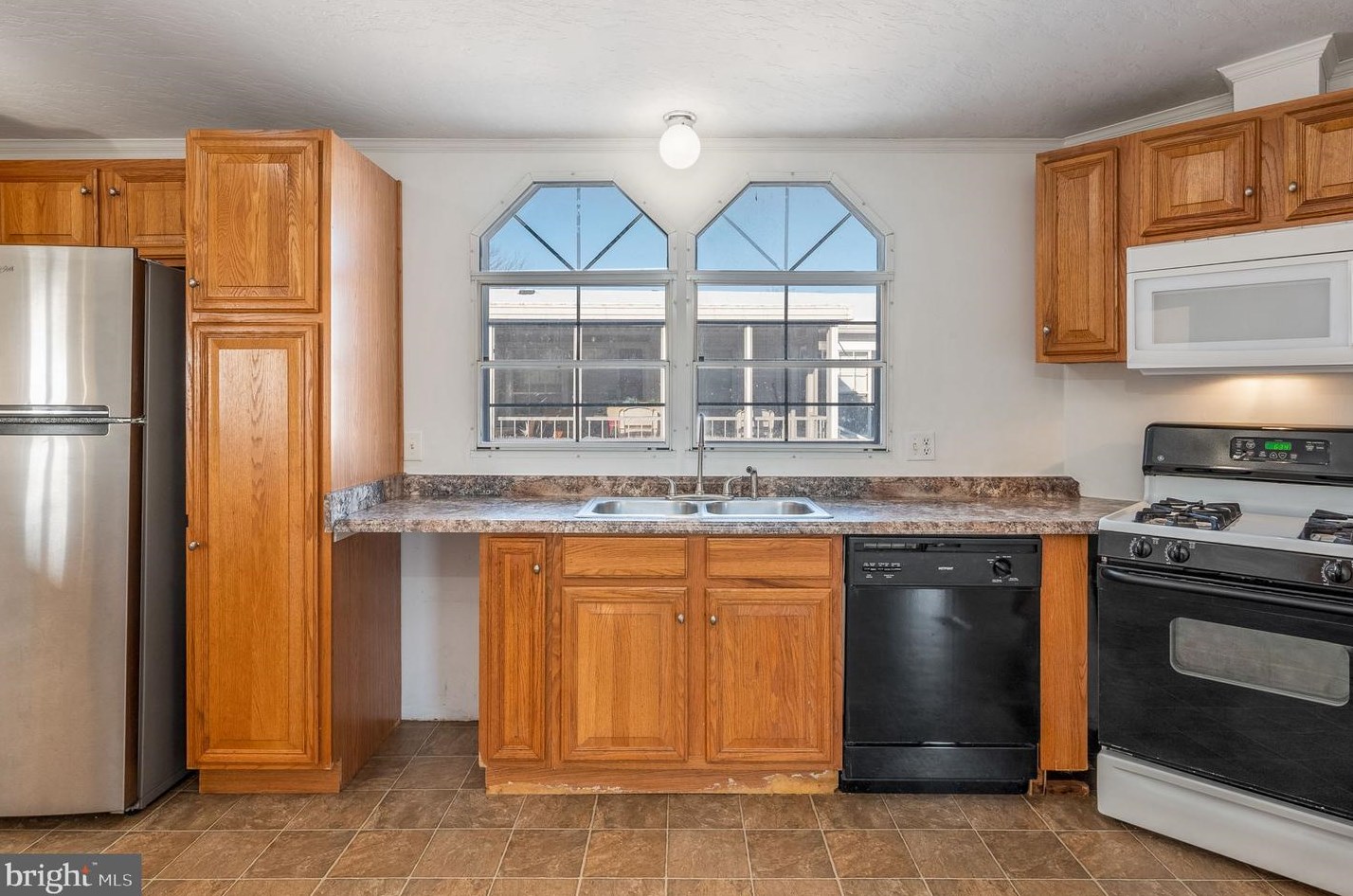 211 Fawn Meadow Xing, Lancaster PA  17603-2193 exterior