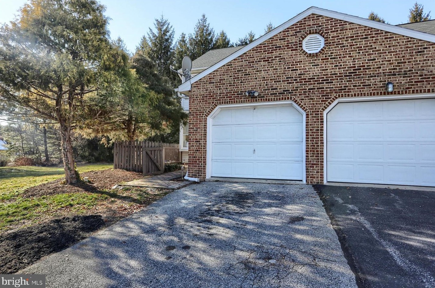 12 Townsend Ct, Lancaster PA  17603-6797 exterior