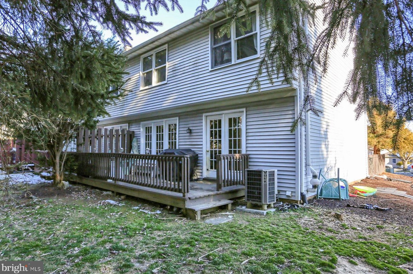 12 Townsend Ct, Lancaster PA  17603-6797 exterior