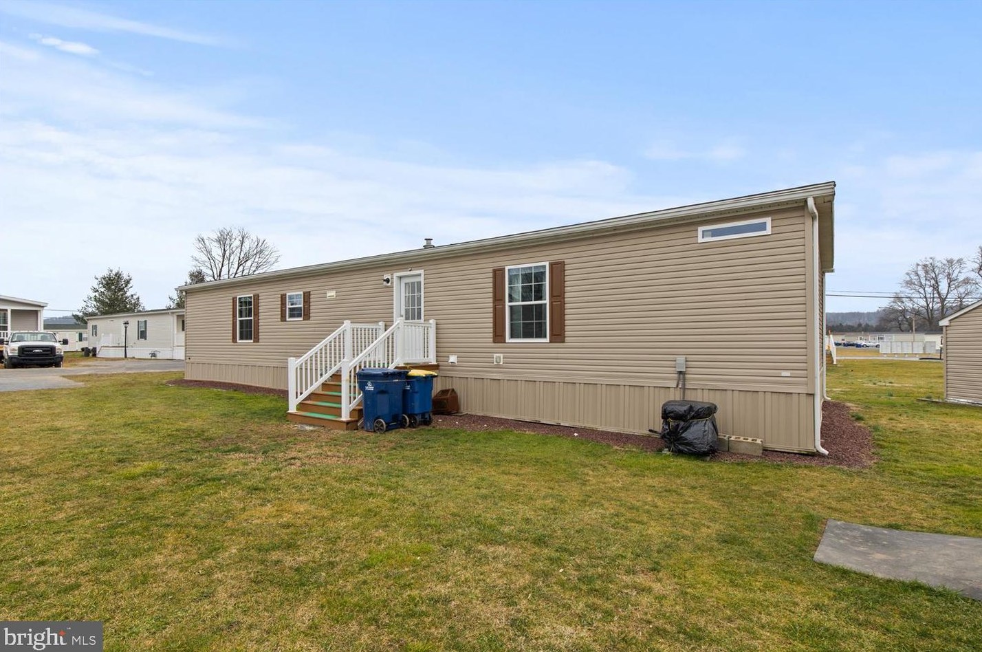 3 Amber Cir, Groffdale PA  17557-8717 exterior