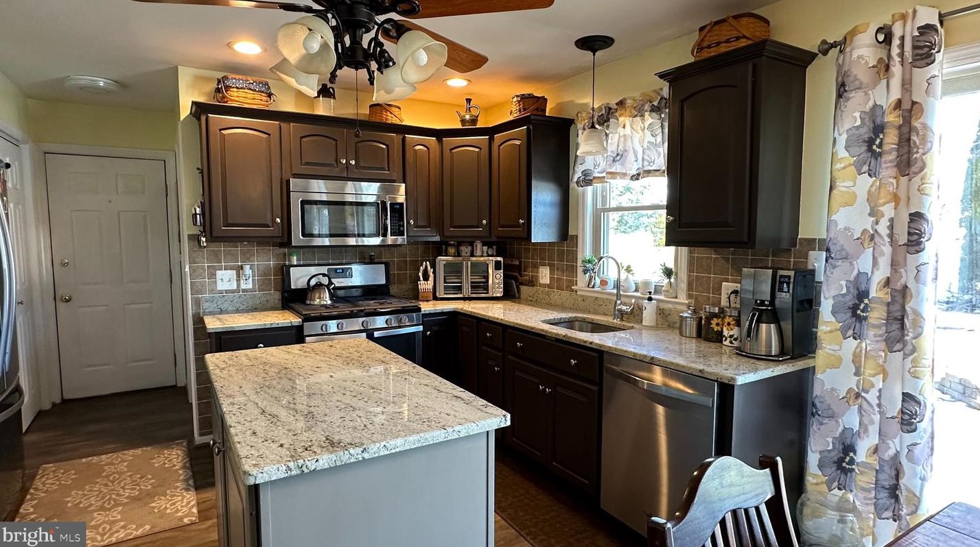 209 Southridge Dr, Lancaster PA  17602-4154 exterior