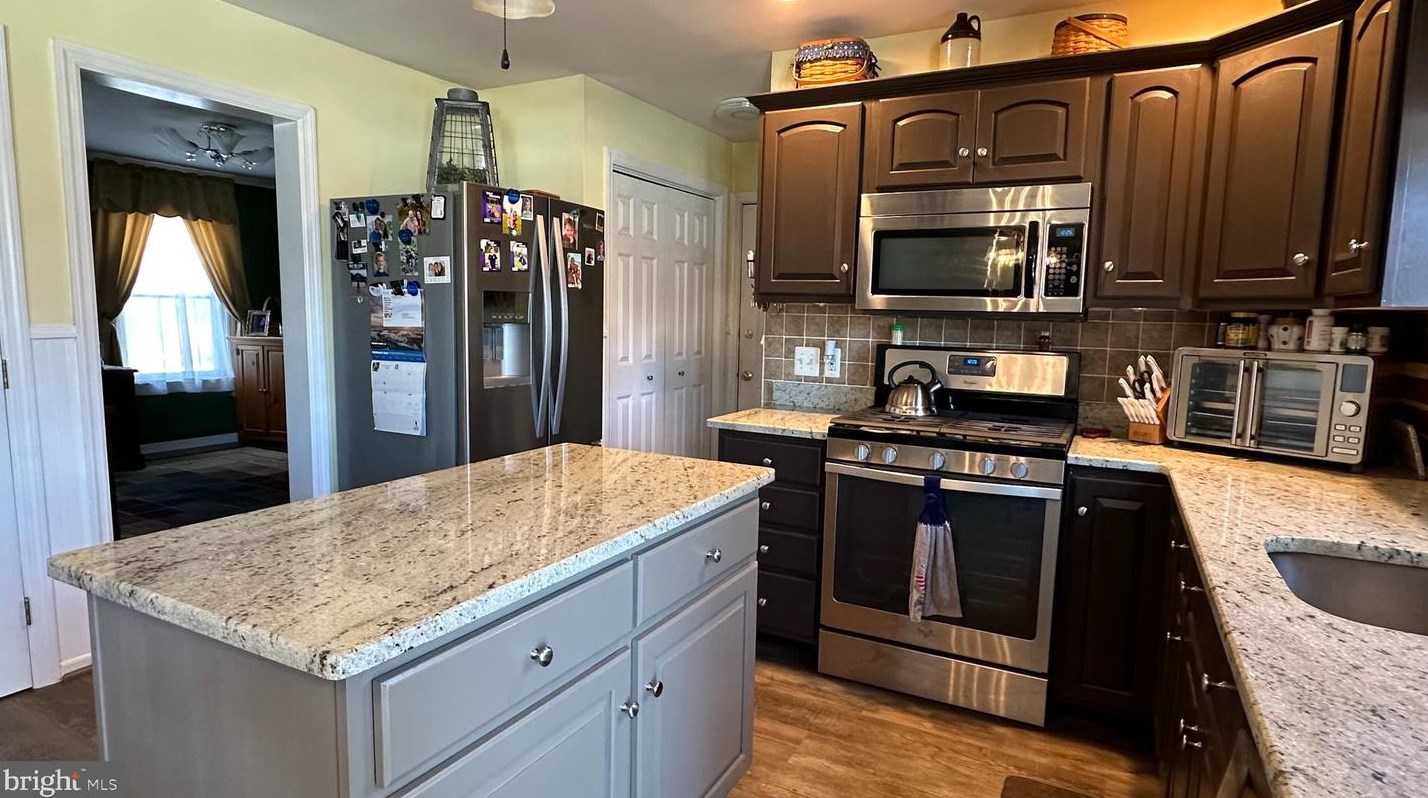 209 Southridge Dr, Lancaster PA  17602-4154 exterior