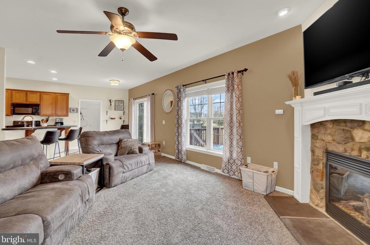 83 Bloomfield Dr, Ephrata PA  17522-9168 exterior
