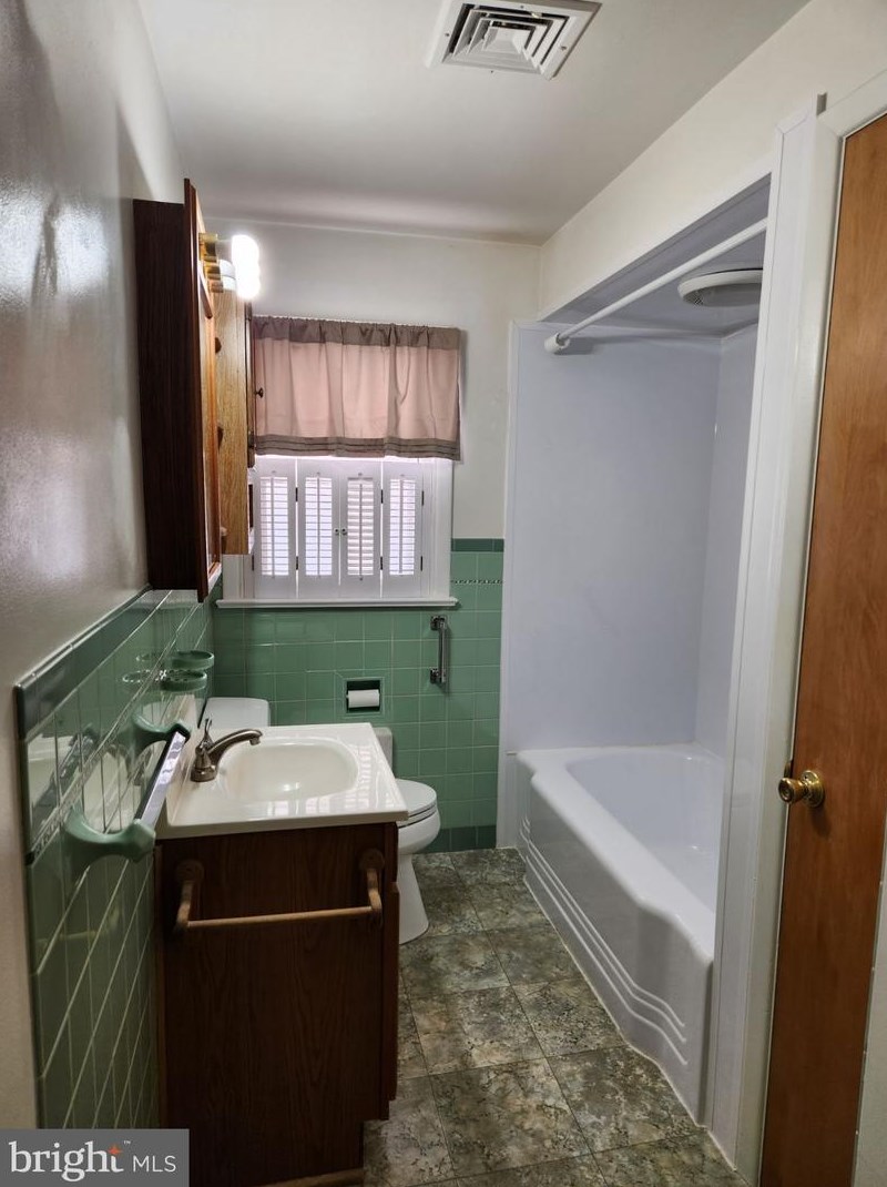 78 Village Dr, Lancaster PA  17601-3324 exterior