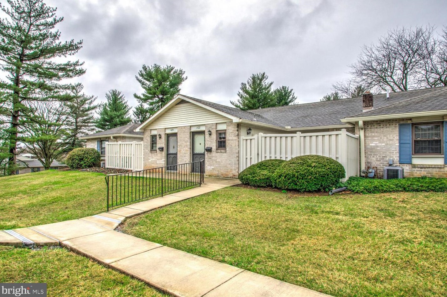322 Valleybrook Dr, Lancaster PA  17601-4633 exterior